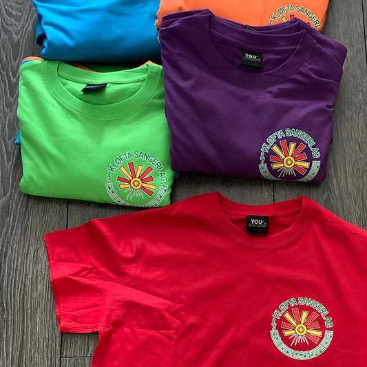 Logo trykket på t-skjorter i forskjellige farger